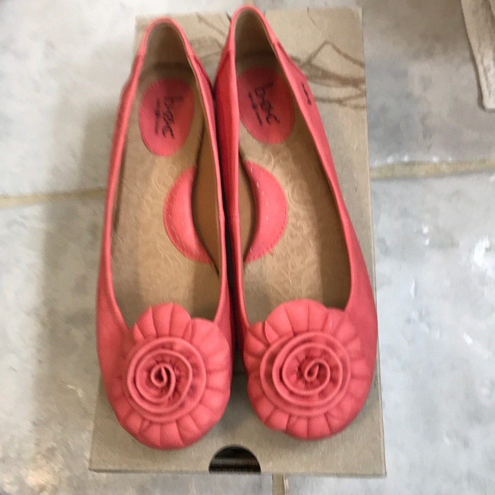 NIB! Coral boc Flats